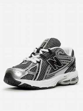 New Balance 1906 - Boys' sneakers Silver/Metallic Black size 3 GUC
